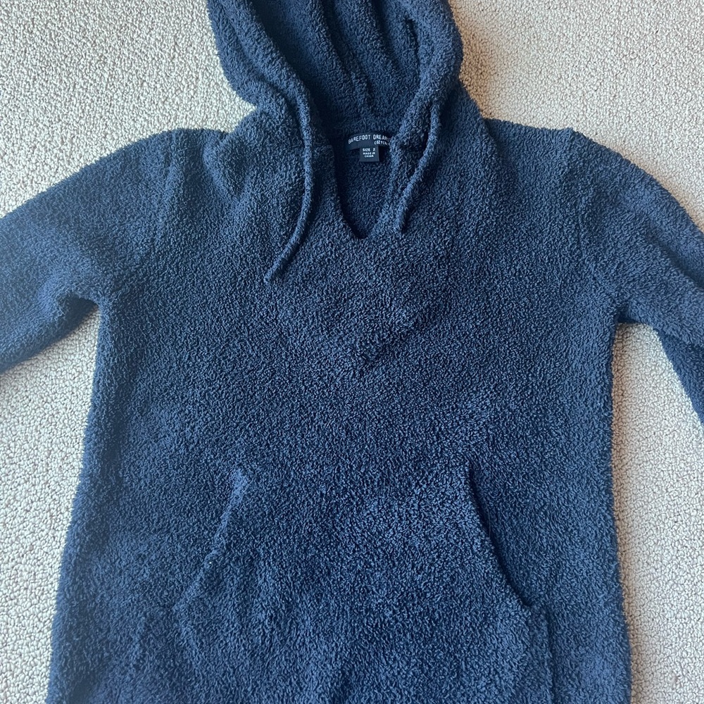 barefoot dreams hooded sweatshirt. Fits like a Medium (8-10). Size 2